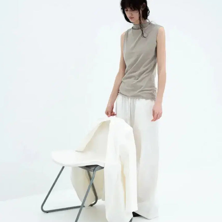 [BUNJANG] Op Heden Mockneck Sleeveless Dusty Beige / 오브헤덴 모크넥 슬리브리스 더스티 베이지