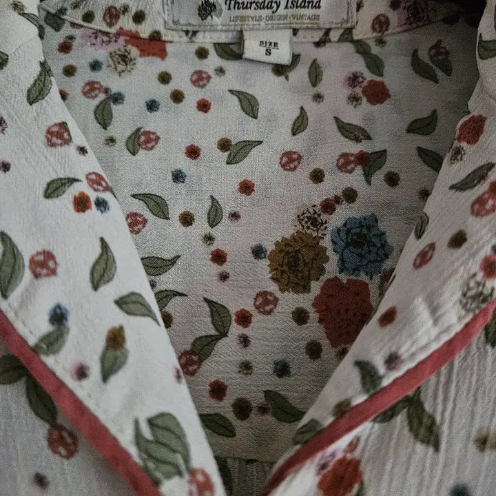 [BUNJANG] Thursday Island Flower Pattern Blouse - Size S / 써스데이아일랜드 플라워 패턴 블라우스 S