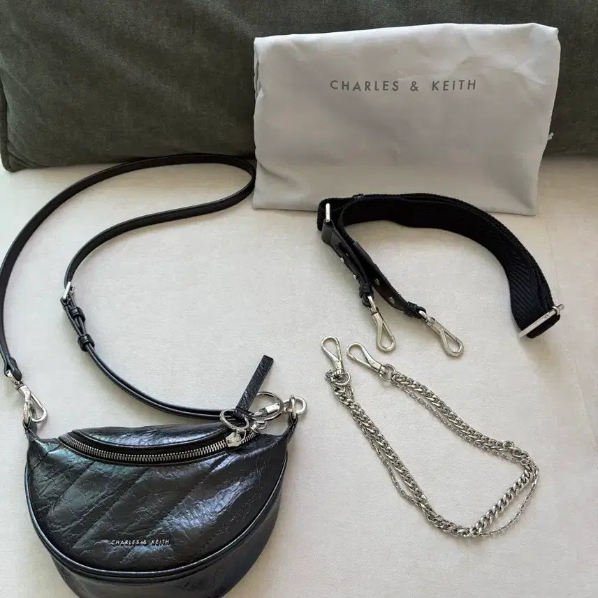 [BUNJANG] Charles &amp; Keith Half Moon Bag / 찰스앤키스 하프문백 한소희가방