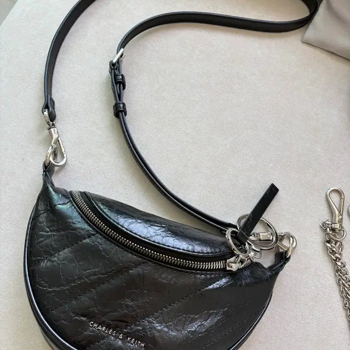 [BUNJANG] Charles &amp; Keith Half Moon Bag / 찰스앤키스 하프문백 한소희가방