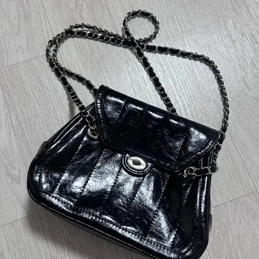 [BUNJANG] Cardinal Red Owlobag Black Shoulder Bag / 카디널레드 아울로백 블랙