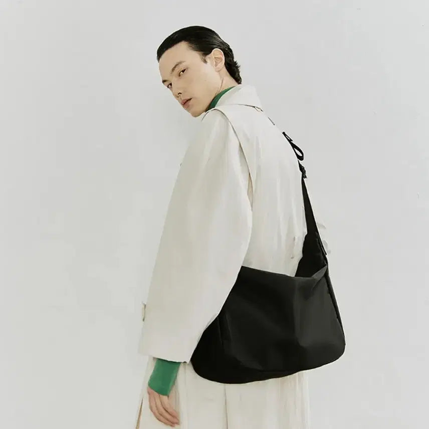 [BUNJANG] Haaaracive Arc Black Messenger Bag / 하아카이브 아크 블랙 메신저백