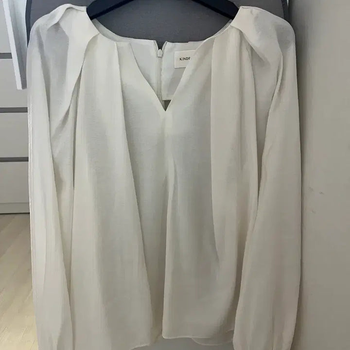 [BUNJANG] Kinder Salmon White Blouse (Near Mint Condition) / 킨더살몬 화이트 블라우스(거의 새상품)