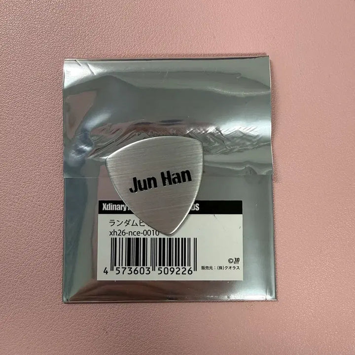 [BUNJANG] Xdinary Heroes Japan Concert Random Guitar Pick Junhan MD Goods / 엑스디너리히어로즈 엑디즈 일본콘 랜덤 피크 준한 엠디 굿즈 양도 판매