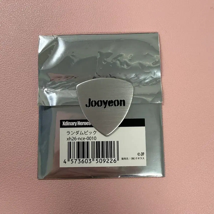 [BUNJANG] Xdinary Heroes Xdiz Japan Concert Official Goods Random Guitar Pick Ju Yeon / 엑스디너리히어로즈 엑디즈 일본콘 랜덤 피크 주연 엠디 굿즈 양도 판매