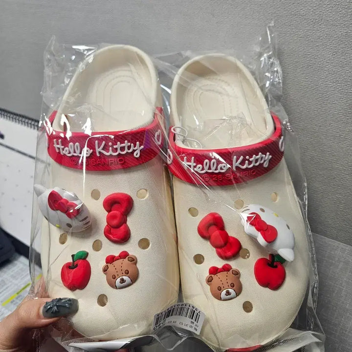 [BUNJANG] Hello Kitty Crocs Sandals with Jibbitz Charms / 헬로키티 샌들 크록스 지비츠 장식