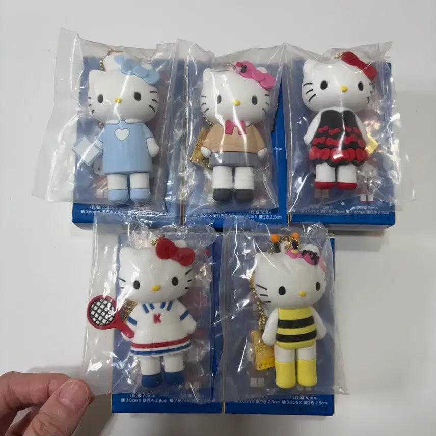 [BUNJANG] Hello Kitty 50th Anniversary Secret Mascot Keychain Tokyo Exhibition School Uniform Type B / 헬로키티 50주년 시크릿 마스코트 키링 도쿄전시회교복키티 B타입