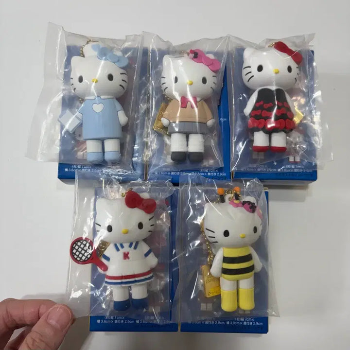 [BUNJANG] Hello Kitty 50th Anniversary Secret Mascot Keychain Tokyo Exhibition School Uniform Type B / 헬로키티 50주년 시크릿 마스코트 키링 도쿄전시회교복키티 B타입
