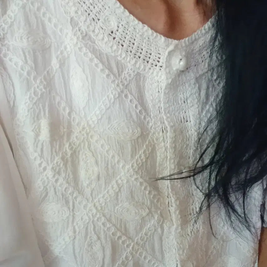 [BUNJANG] White Short-Sleeve Blouse with Punching Lace Detail / 화이트 반팔 블라우스 펀칭 레이스 장식