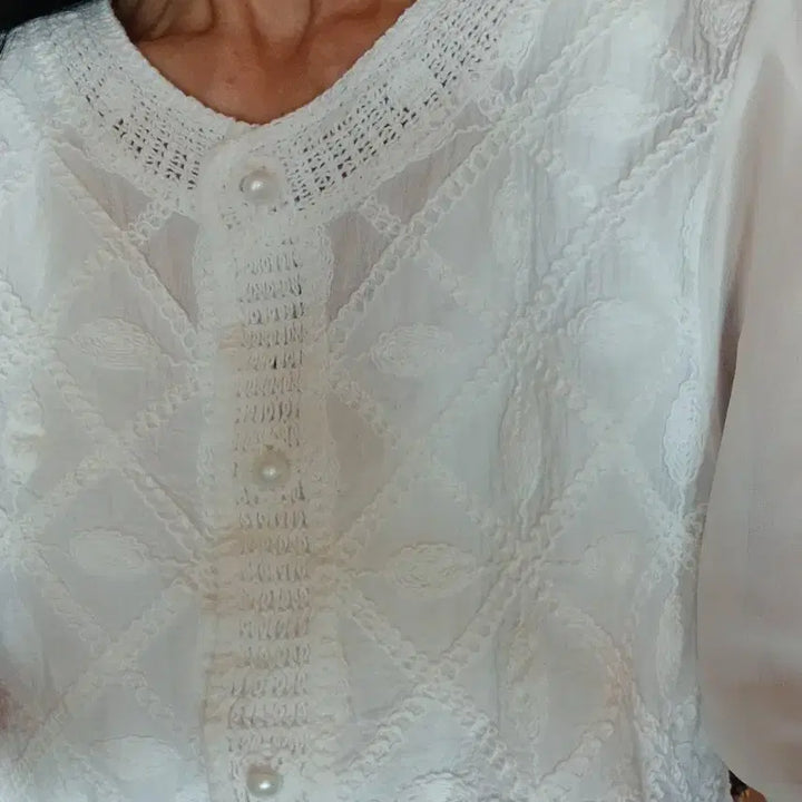 [BUNJANG] White Short-Sleeve Blouse with Punching Lace Detail / 화이트 반팔 블라우스 펀칭 레이스 장식