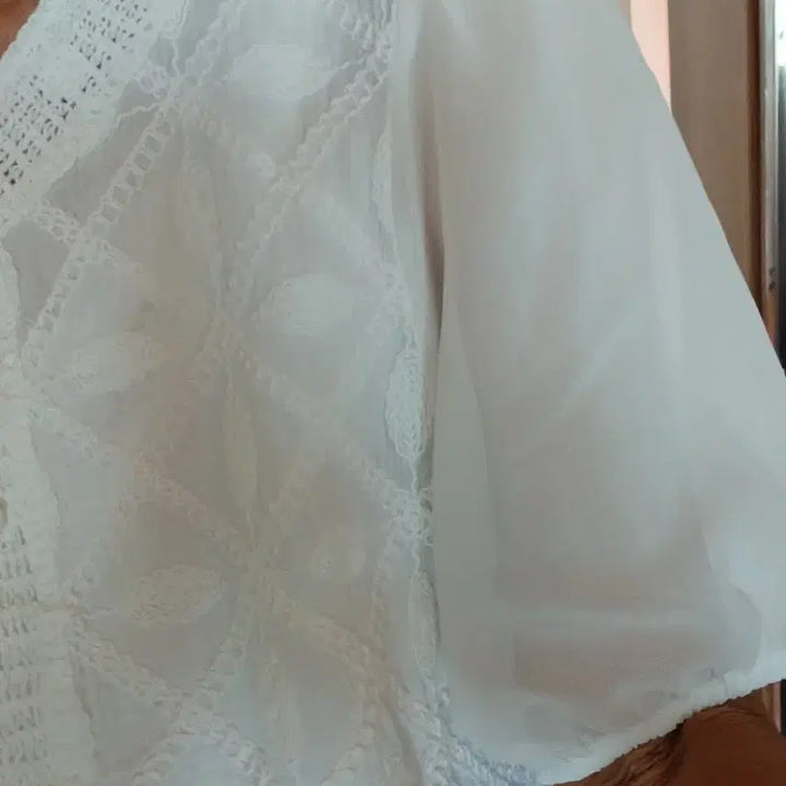 [BUNJANG] White Short-Sleeve Blouse with Punching Lace Detail / 화이트 반팔 블라우스 펀칭 레이스 장식