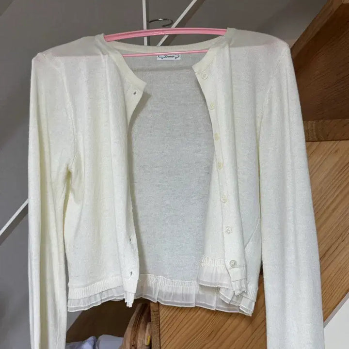 [BUNJANG] Lvoneir Lyle Frill Cashmere Cardigan Lemon Cream / 르보네어 lvoneir 라일 프릴 캐시 가디건 레몬크림