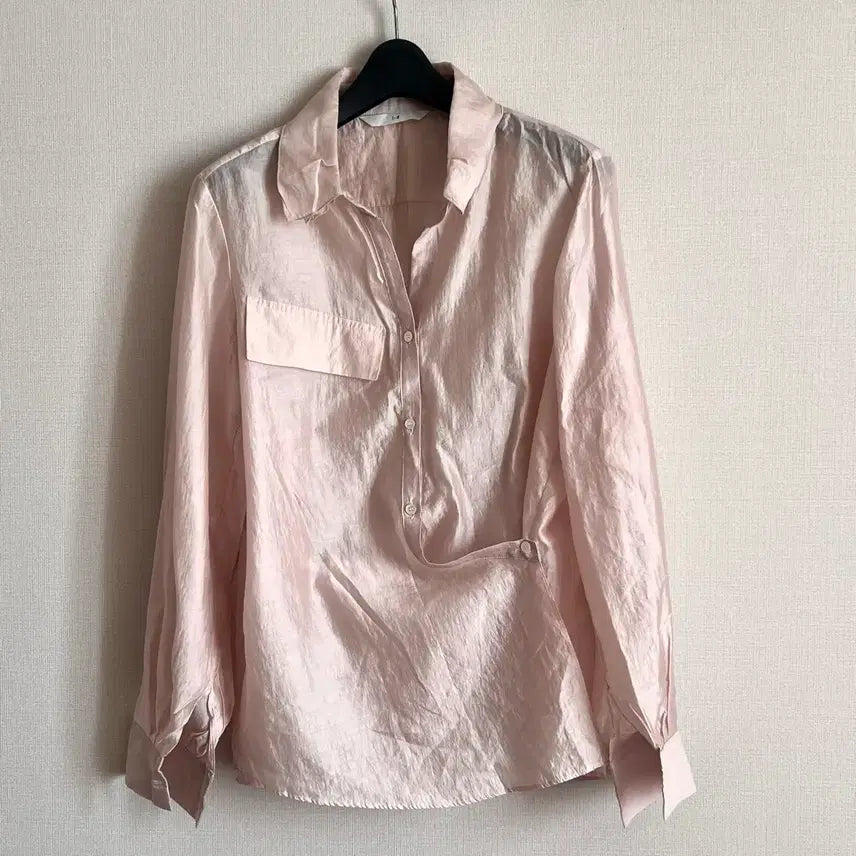 [BUNJANG] Je-pyeong Glossy Sheer Wrap Twisted Shirt Blouse Pink Satin / 제평 아이디 i-d 글로시 쉬어 랩 꼬임 셔츠 블라우스 핑크 새틴 하객룩