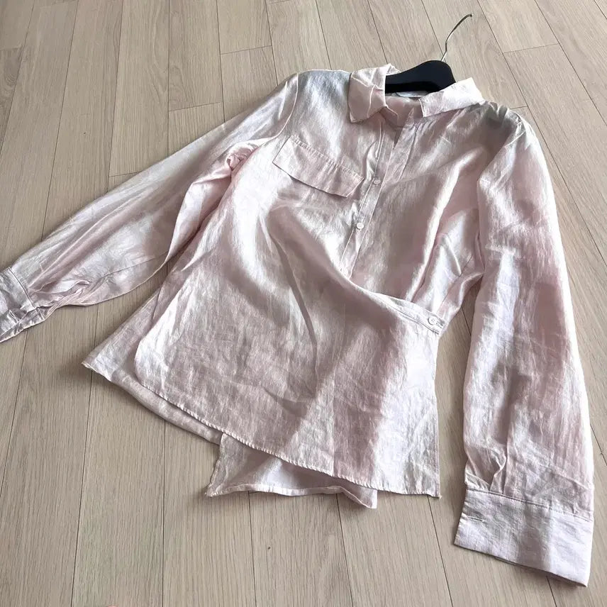 [BUNJANG] Je-pyeong Glossy Sheer Wrap Twisted Shirt Blouse Pink Satin / 제평 아이디 i-d 글로시 쉬어 랩 꼬임 셔츠 블라우스 핑크 새틴 하객룩