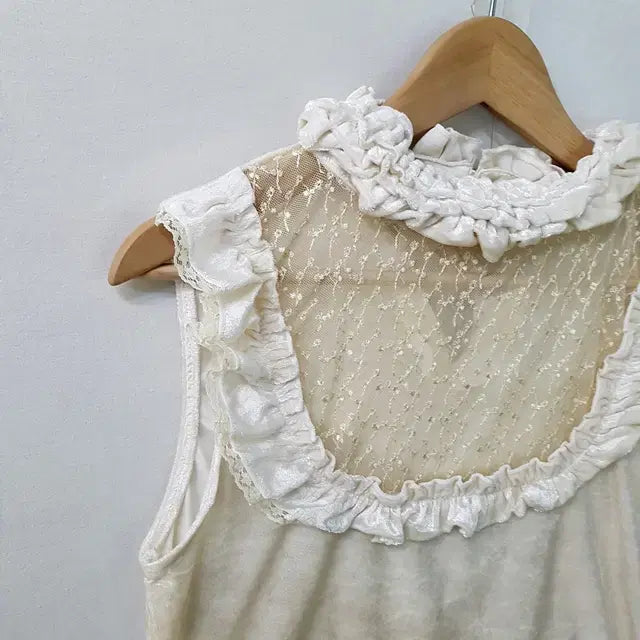 [BUNJANG] Otto Velvet Sleeveless Blouse Ivory / Otto 벨벳 민소매 블라우스 아이보리
