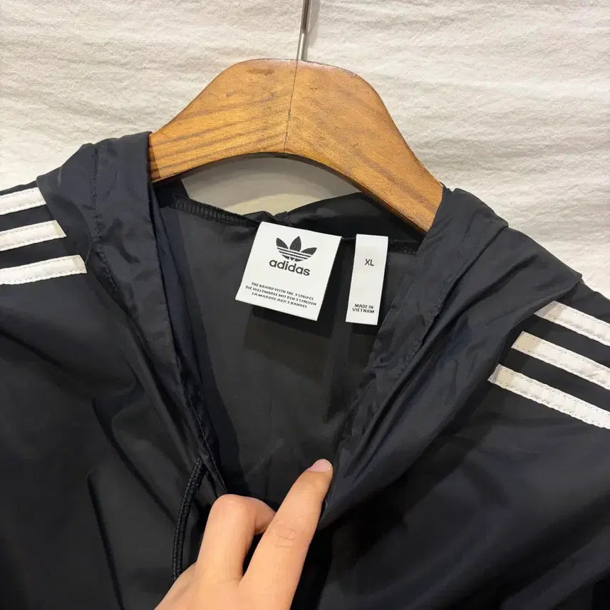 [BUNJANG] Adidas Big Logo Three Stripes Hooded Windbreaker Black / 아디다스 빅로고 삼선 후드 바람막이 블랙