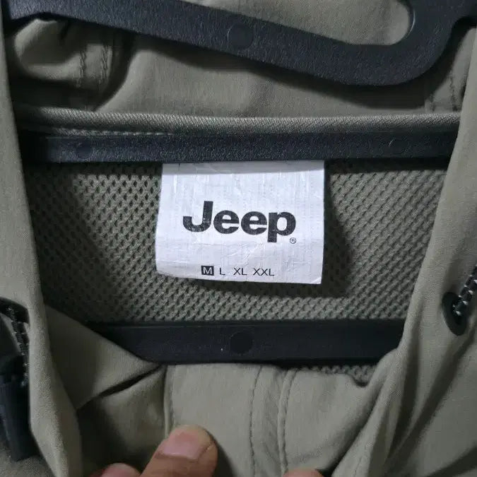 [BUNJANG] Jeep Khaki Hooded Windbreaker Jacket / 지프 카키색 후드 바람막이 자켓