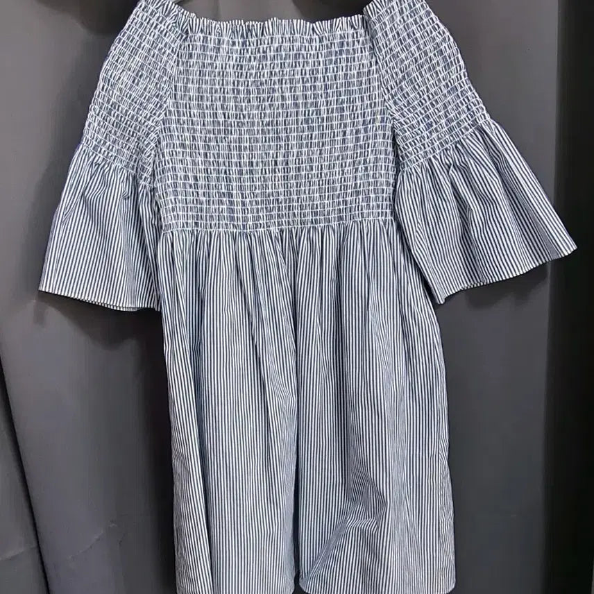 [BUNJANG] Zara Smocked Off-Shoulder Striped Dress / 자라 스모크 오프숄더 스트라이프 원피스
