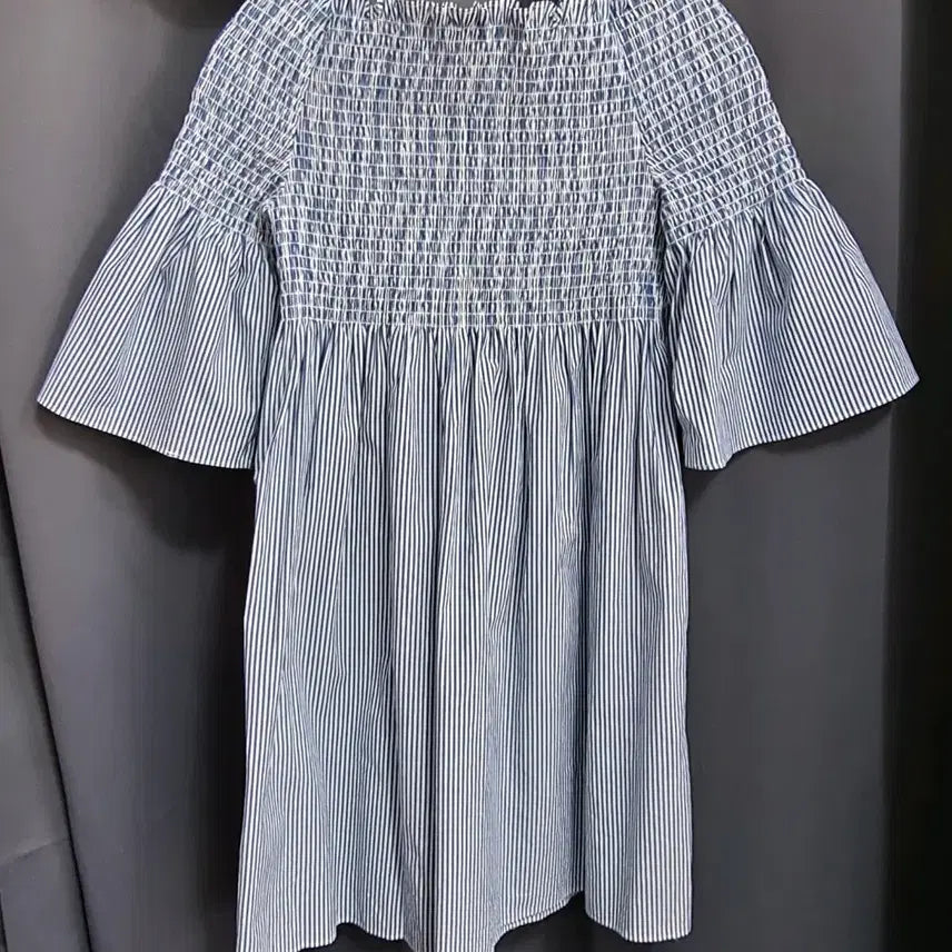 [BUNJANG] Zara Smocked Off-Shoulder Striped Dress / 자라 스모크 오프숄더 스트라이프 원피스