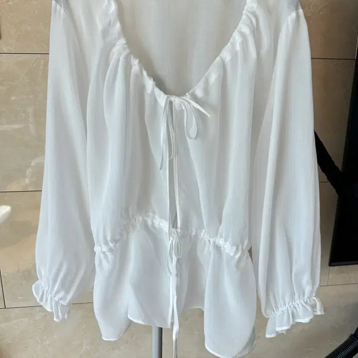 [BUNJANG] Frontrow Shirring Linen Blouse White / 새상품) 프론트로우 셔링 블라우스 화이트 린넨 블라우스 화이트