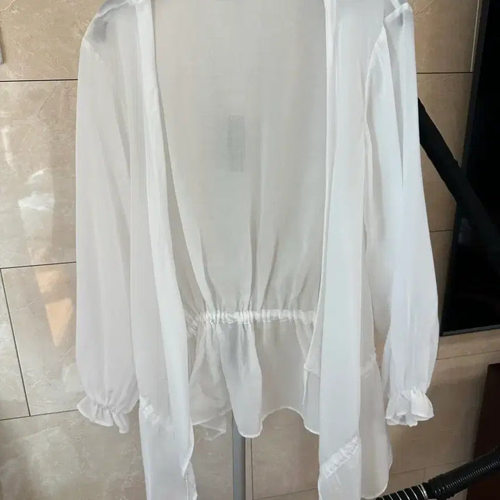 [BUNJANG] Frontrow Shirring Linen Blouse White / 새상품) 프론트로우 셔링 블라우스 화이트 린넨 블라우스 화이트