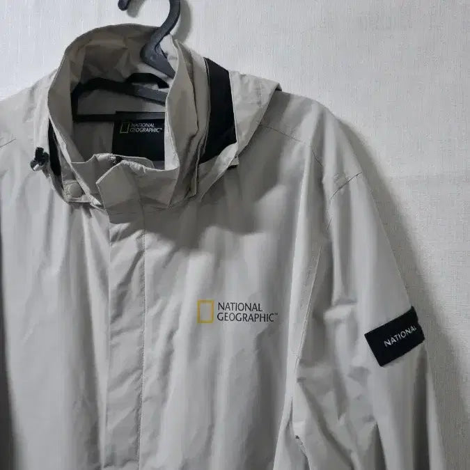 [BUNJANG] National Geographic Hooded Windbreaker Ivory / 내셔널지오그래픽 후드 바람막이 아이보리