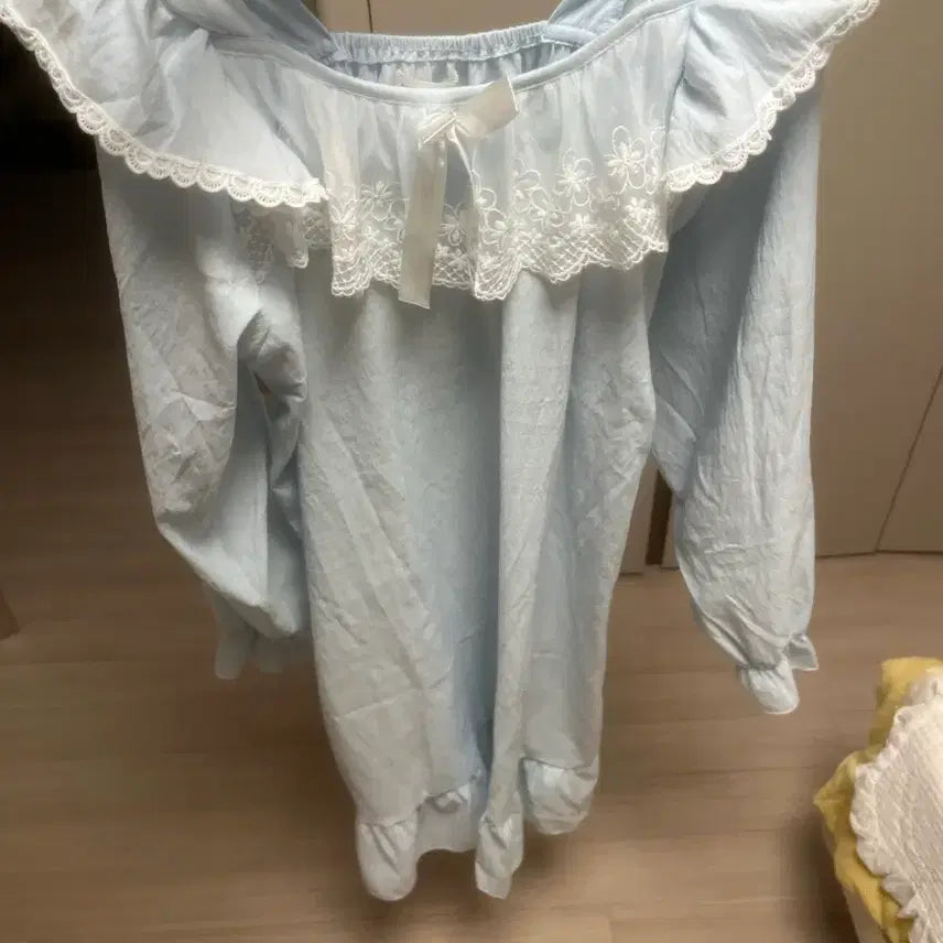 [BUNJANG] Light Blue Lace Trimmed Padded One-Piece Pajama Dress / 레이스 장식 하늘색 패드내장 원피스잠옷