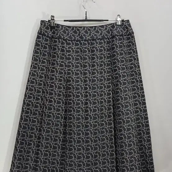 [BUNJANG] Burberry 100% Silk Patterned Pleated Midi Skirt Black / 버버리 실크 100 패턴 플리츠 스커트 블랙
