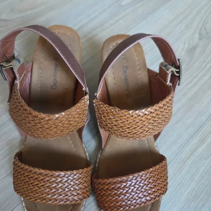 [BUNJANG] Bearpaw Woven Wedge Heel Sandals Brown / 베어파우 우븐 웨지힐 샌들 브라운