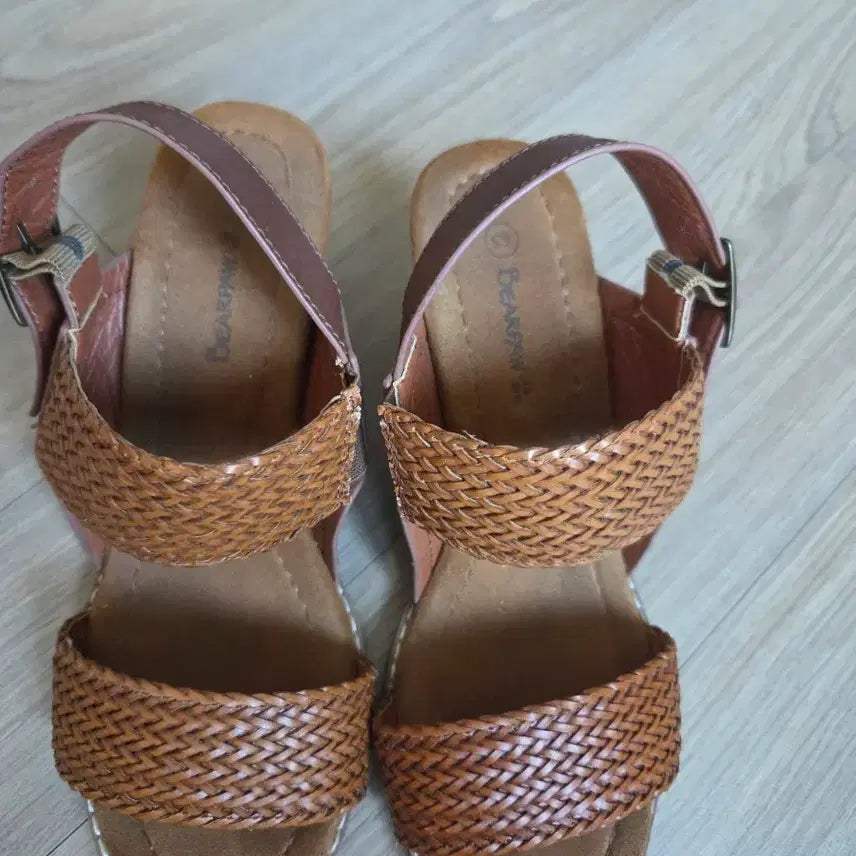 [BUNJANG] Bearpaw Woven Wedge Heel Sandals Brown / 베어파우 우븐 웨지힐 샌들 브라운