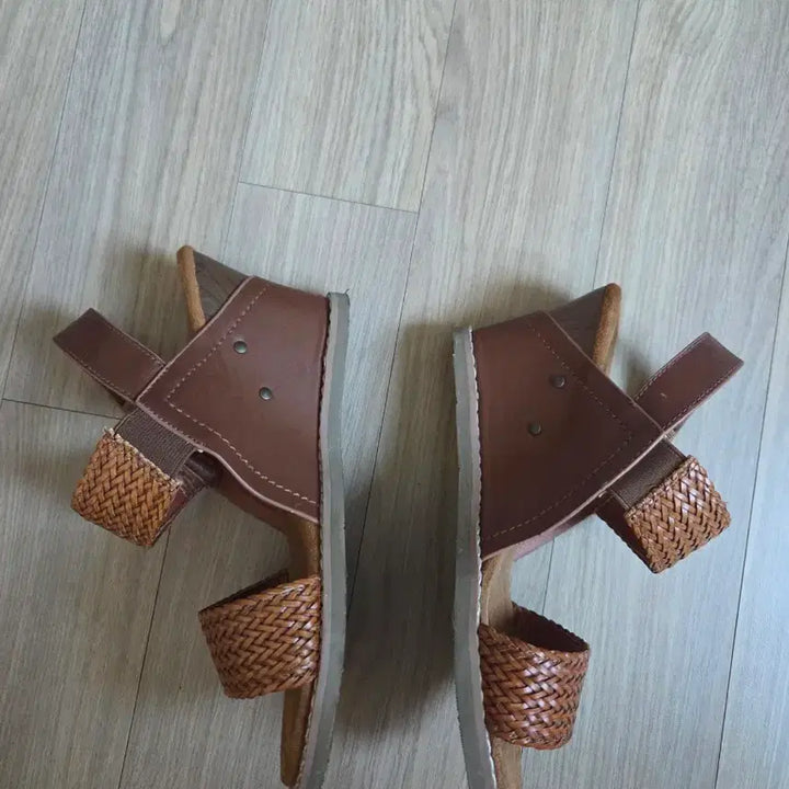 [BUNJANG] Bearpaw Woven Wedge Heel Sandals Brown / 베어파우 우븐 웨지힐 샌들 브라운