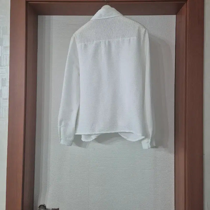 [BUNJANG] White Blouse with Twisted Hem / 화이트 밑단 꼬임 불라우스