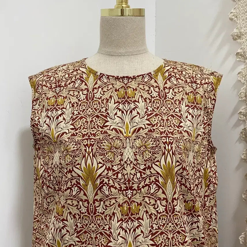 [BUNJANG] Burgundy Pattern Sleeveless Top / 버건디 패턴 민소매