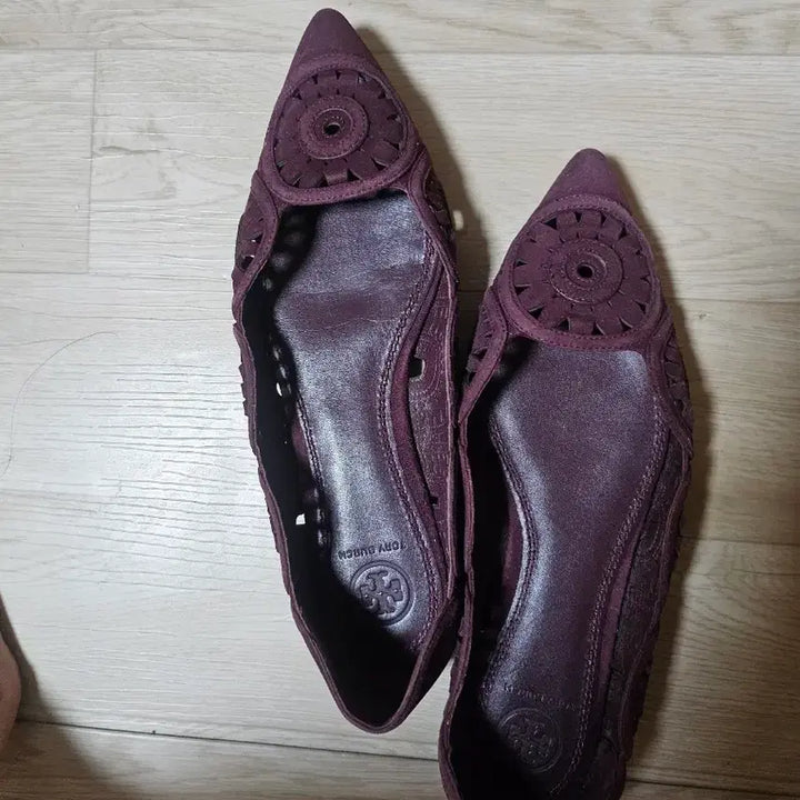 [BUNJANG] Tory Burch Burgundy Suede 1cm Punching Shoes / 버건디 토리버치 1cm스웨이드 펀칭 슈즈