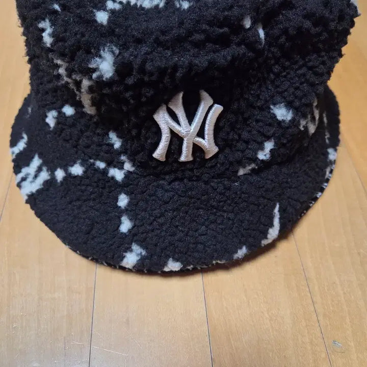 [BUNJANG] New Era NY Fleece Bucket Hat (Size 57) / 뉴에라 NY 뽀글이 벙거지 모자 (사이즈 57)