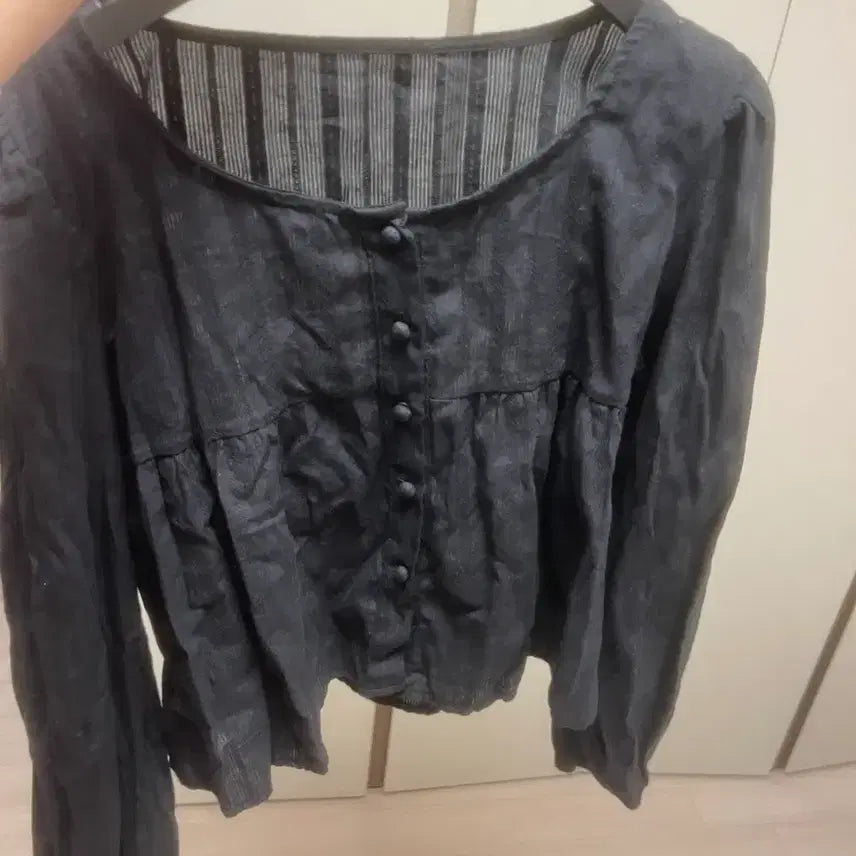 [BUNJANG] Black Bean Button Crop Blouse / 콩단추 블랙 크롭블라우스