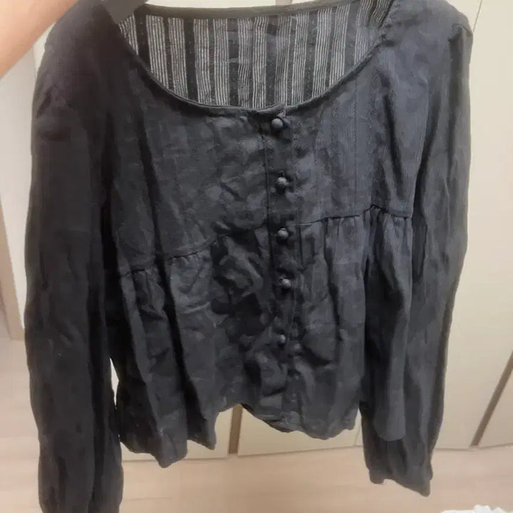 [BUNJANG] Black Bean Button Crop Blouse / 콩단추 블랙 크롭블라우스