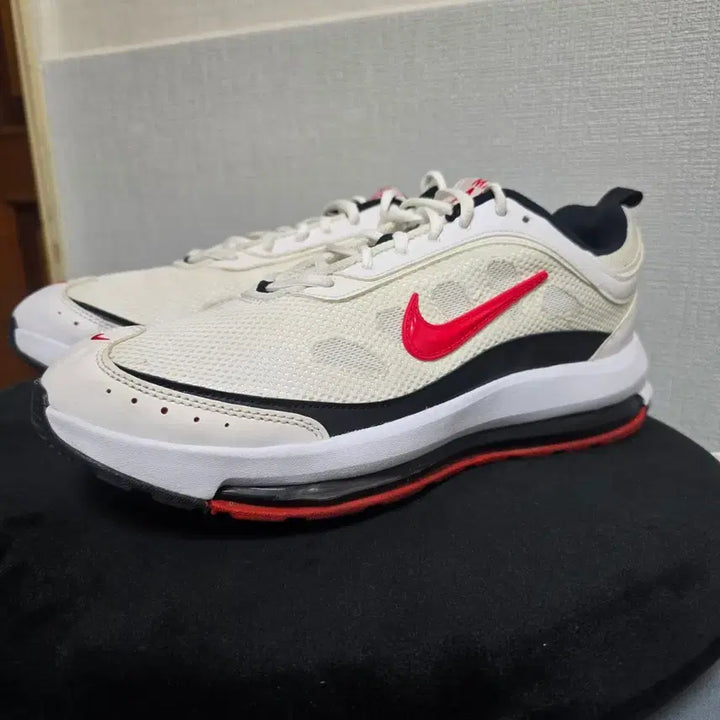 [BUNJANG] Nike Athletic Shoes White/Red Swoosh / 나이키 운동화 화이트/레드 스우시