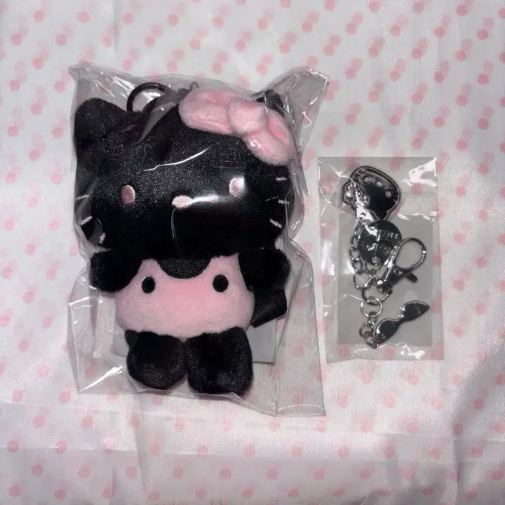 [BUNJANG] WAKEMAKE x Hello Kitty Plush Charm Keyring Set (Sealed) / [미개봉] 웨이크메이크 헬로키티 인형 키링 + 참 키링 세트