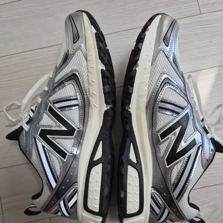 [BUNJANG] New Balance 410v5 Sneakers 270 / 뉴발란스 410v5 270 운동화