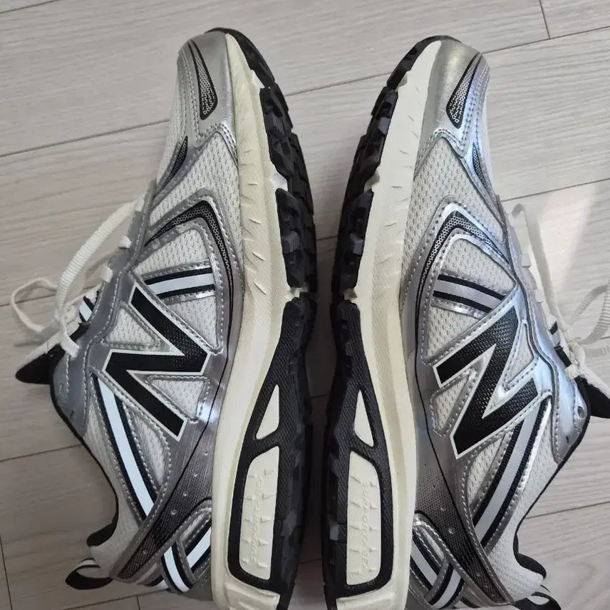 [BUNJANG] New Balance 410v5 Sneakers 270 / 뉴발란스 410v5 270 운동화
