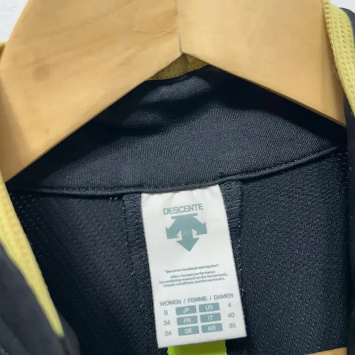 [BUNJANG] Descente Black/Fluorescent Zip-Up S / 데상트 블랙/형광 집업 S