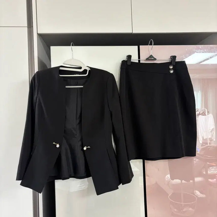 [BUNJANG] Bylin Black Suit Set (Top 55, Bottom 66) with Pearl Brooch / 브랜드 바이린 정장 세트 상의 55 하의 66