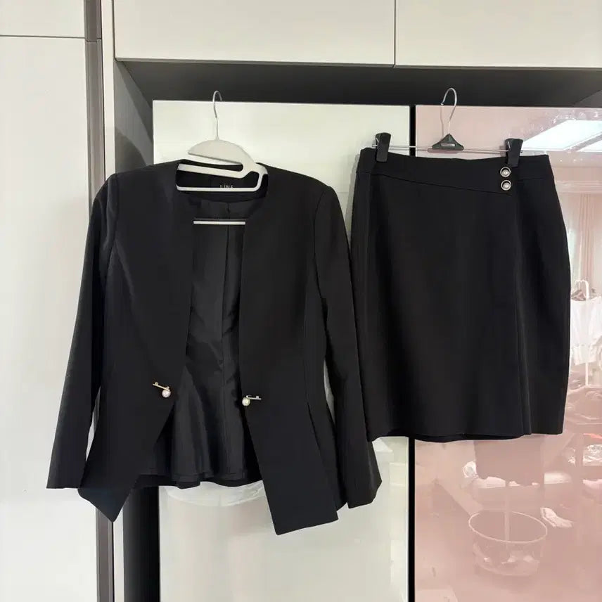 [BUNJANG] Bylin Black Suit Set (Top 55, Bottom 66) with Pearl Brooch / 브랜드 바이린 정장 세트 상의 55 하의 66