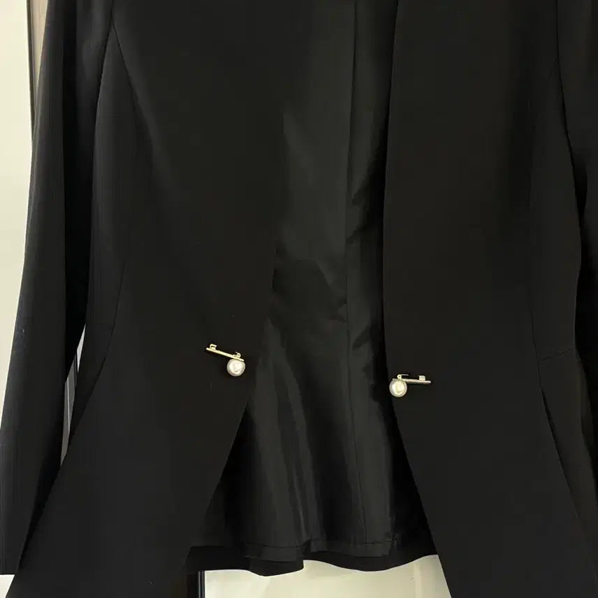 [BUNJANG] Bylin Black Suit Set (Top 55, Bottom 66) with Pearl Brooch / 브랜드 바이린 정장 세트 상의 55 하의 66