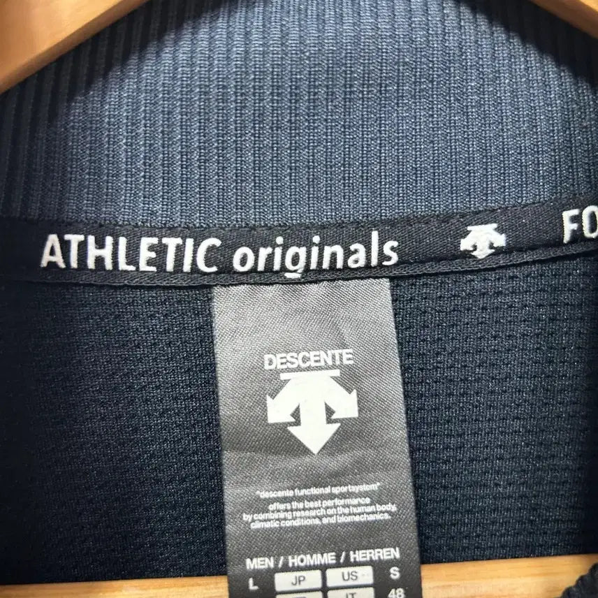 [BUNJANG] Descente Training Zip-Up Top Navy/White Size 100 / 데상트 트레이닝 상의 네이비/화이트 집업 100사이즈