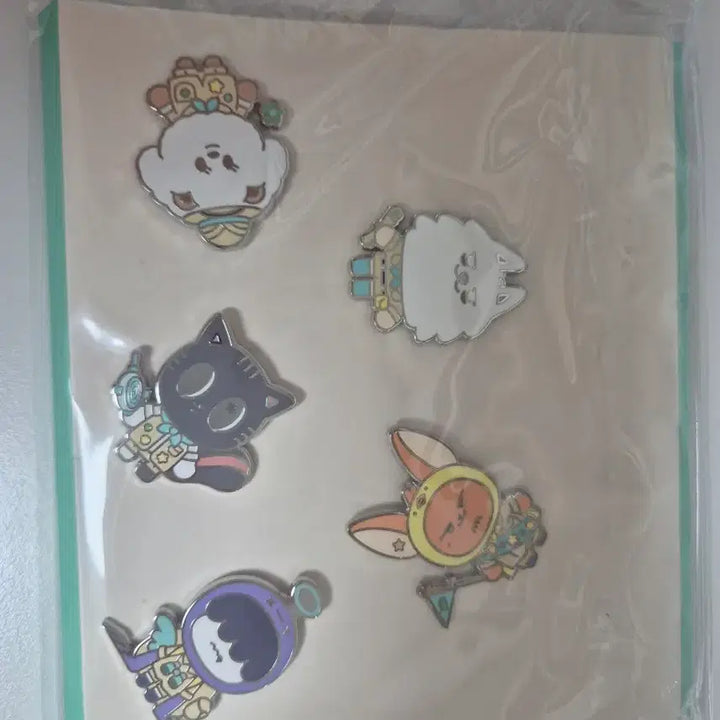 [BUNJANG] TXT (TOMORROW X TOGETHER) Finding MOA Badge Set / 뿔바투 뱃지 비닐채 새상품. 투바투