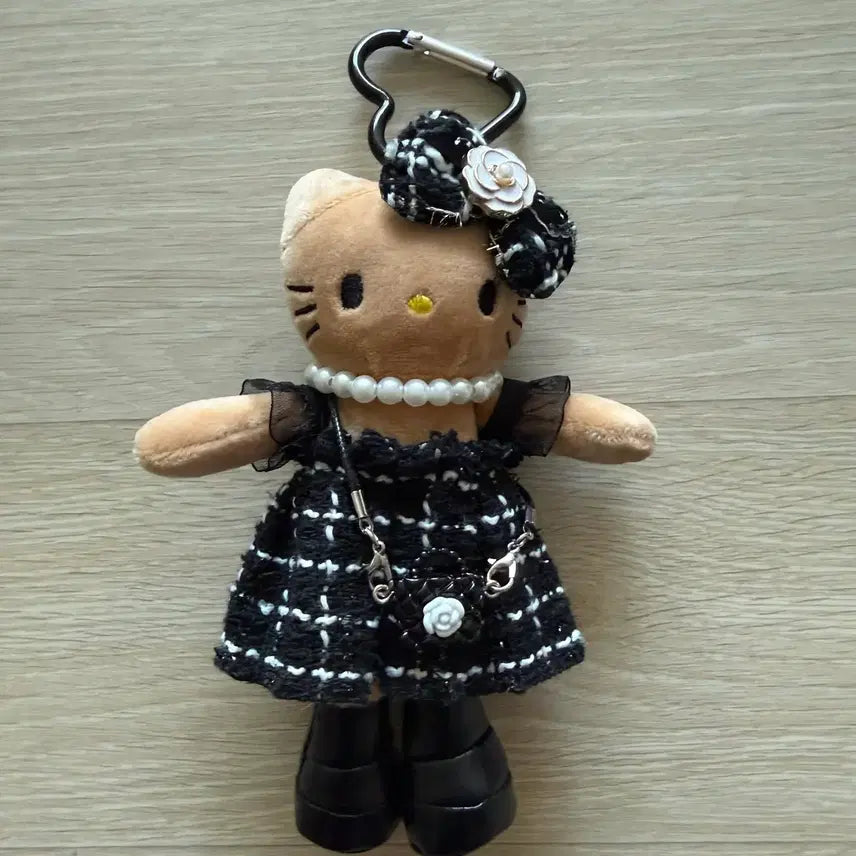[BUNJANG] Hello Kitty Black Tweed Dress Keychain / 헬로키티 인형 블랙 트위드 드레스 키링