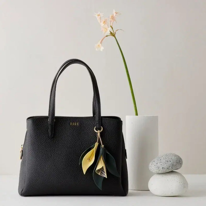 [BUNJANG] Daks Black Leather Tote Bag with Flower Charm / DCBA2E543BK 닥스 블랙 플라워 참장식 가죽 토트백