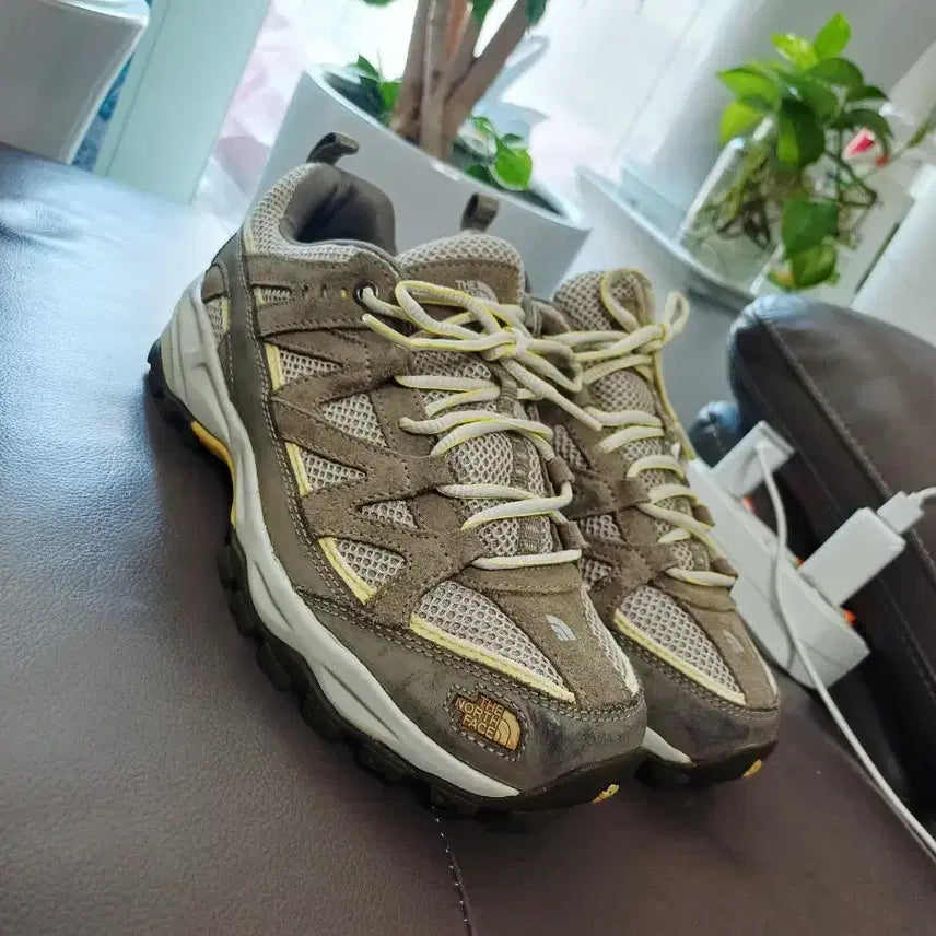 [BUNJANG] The North Face Hiking Boots Beige Size 250 / 노스페이스  등산화 250